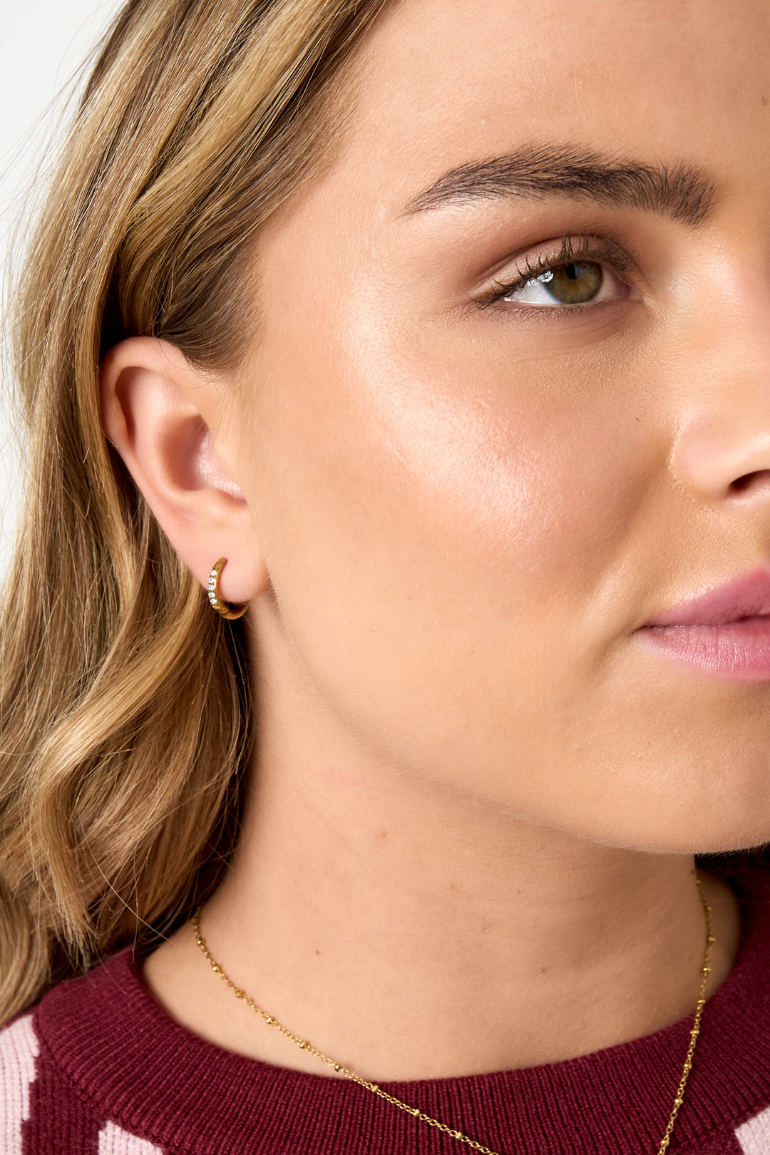 kleine oorringen met steentjes